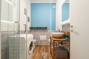 Douche, sĂšche-cheveux, bidet, serviettes fournies