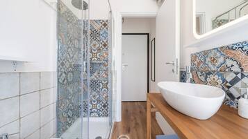 Doccia, asciugacapelli, bidet, asciugamani