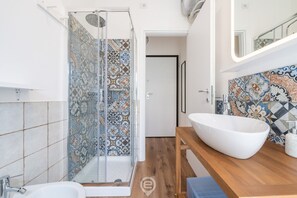 Ducha, secador de pelo, bidé y toallas