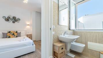 Dusche, Haartrockner, Bidet, Handtücher