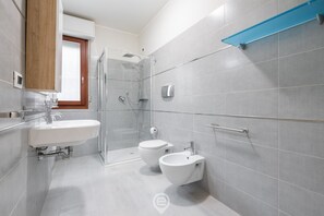 Bruser, hårtørrer, bidet, håndklæder