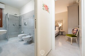 Douche, séchoir à cheveux, bidet, serviettes fournies