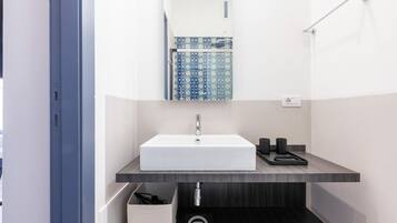 Een douche, een haardroger, een bidet, handdoeken