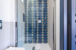 Bruser, hårtørrer, bidet, håndklæder