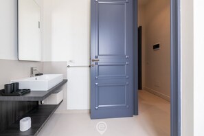 Dusche, Haartrockner, Bidet, Handtücher