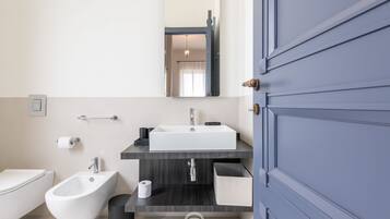 Een douche, een haardroger, een bidet, handdoeken