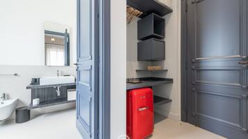 Shower, hair dryer, bidet, towels