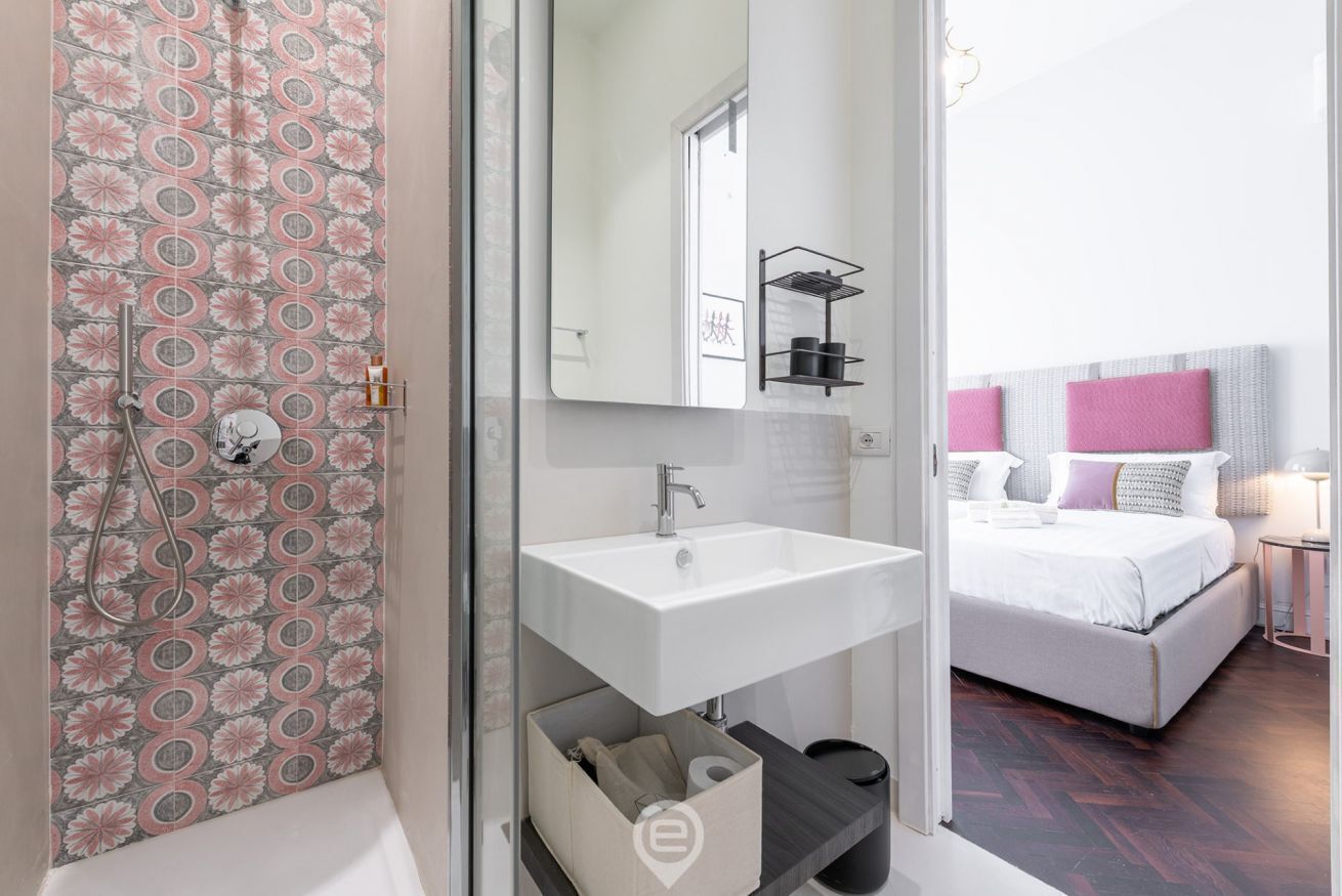 Douche, sèche-cheveux, bidet, serviettes fournies