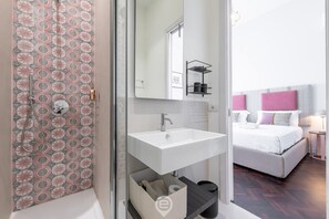 Shower, hair dryer, bidet, towels