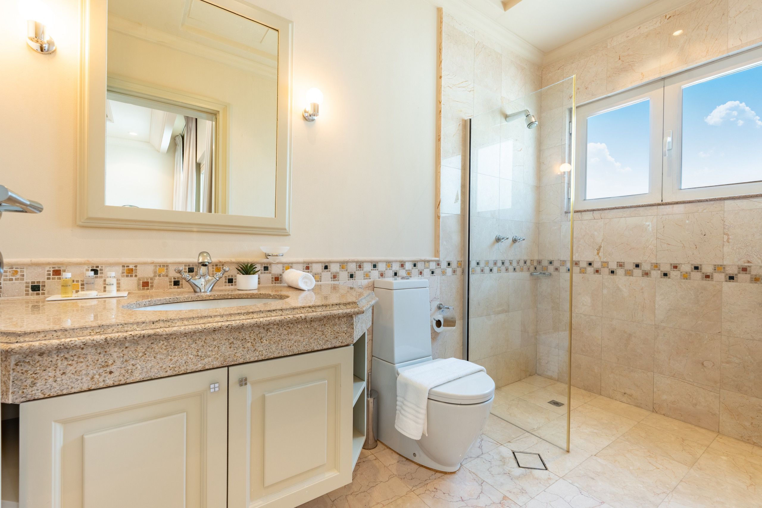 Een badkamer met een wastafel, toilet en douche.