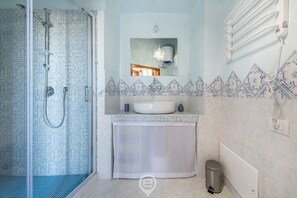 Regadera, secadora de cabello, bidet, toallas 