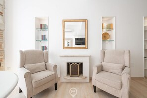 TV, fireplace - Charming apartment in the City center (Cagliari)