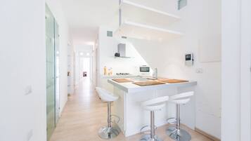 Frigorifero, microonde, forno, piano cottura