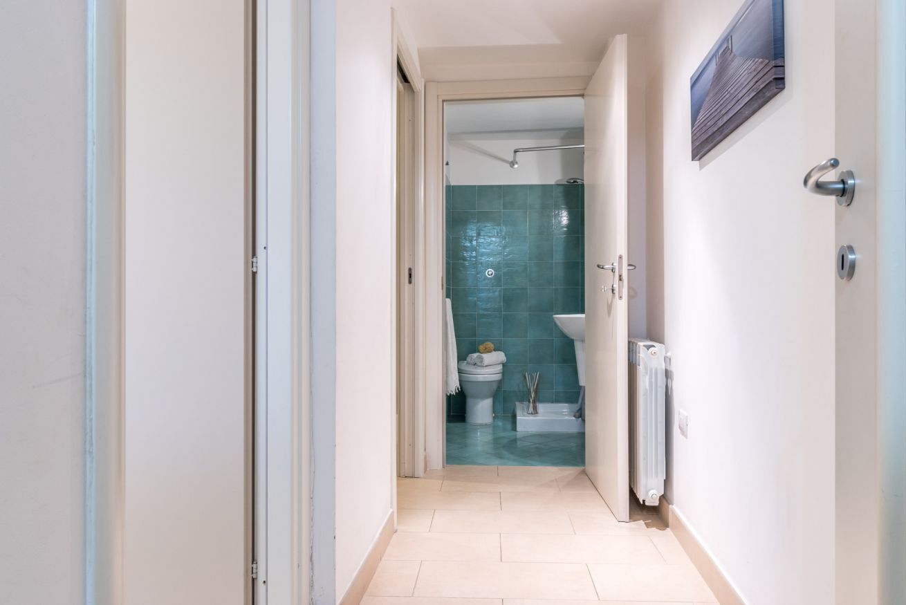 Douche, sèche-cheveux, bidet, serviettes fournies