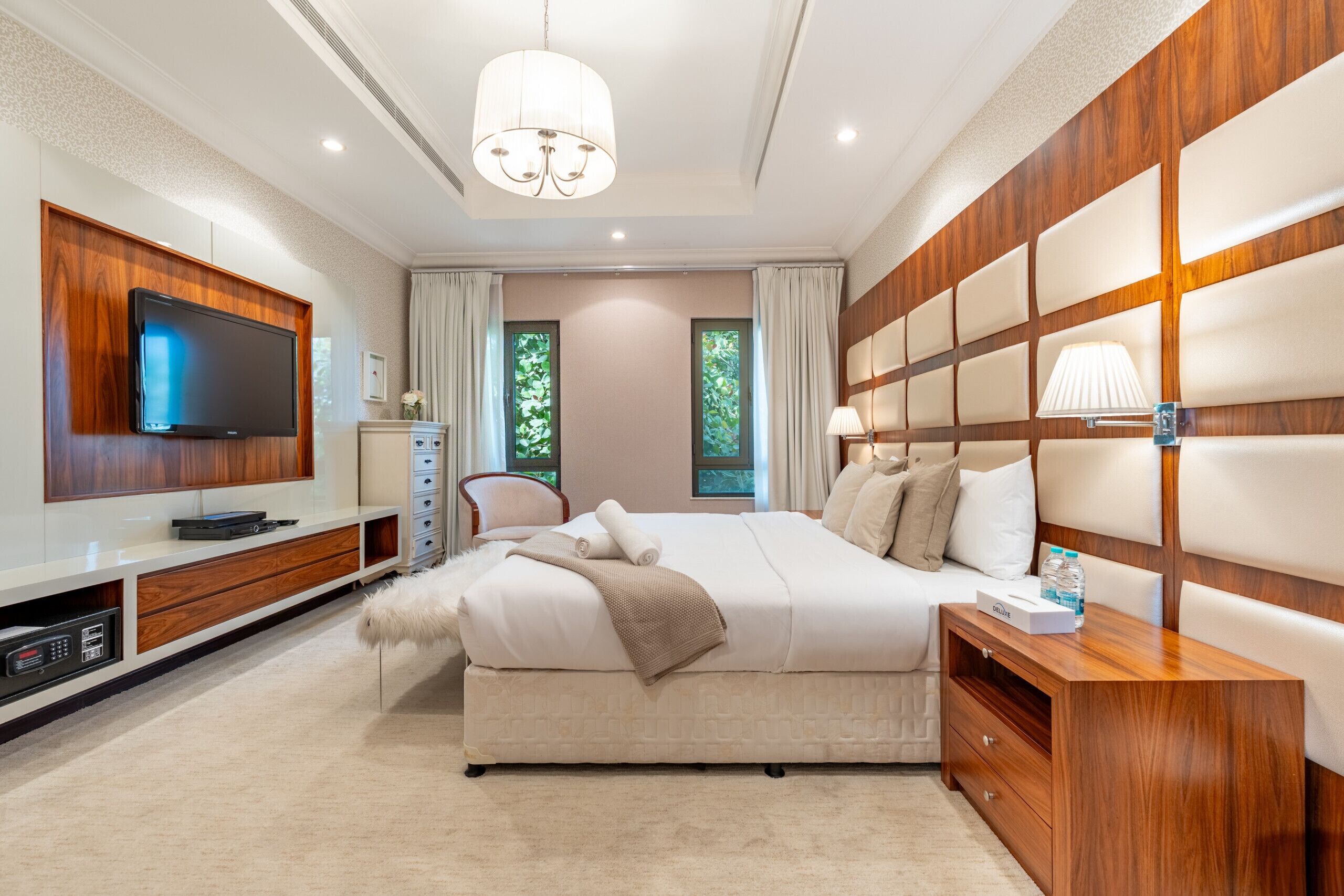 4 makuuhuonetta, tallelokero huoneessa, silitysrauta/-lauta