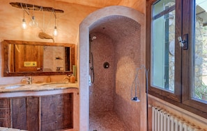 Shower, hair dryer - 3 bedroom pet friendly home in Imperia (Imperia)