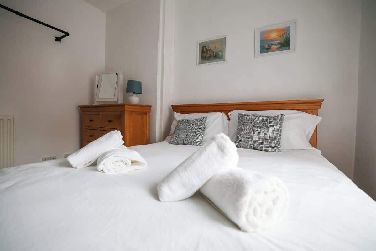 2 bedrooms, iron/ironing board, free WiFi, bed sheets