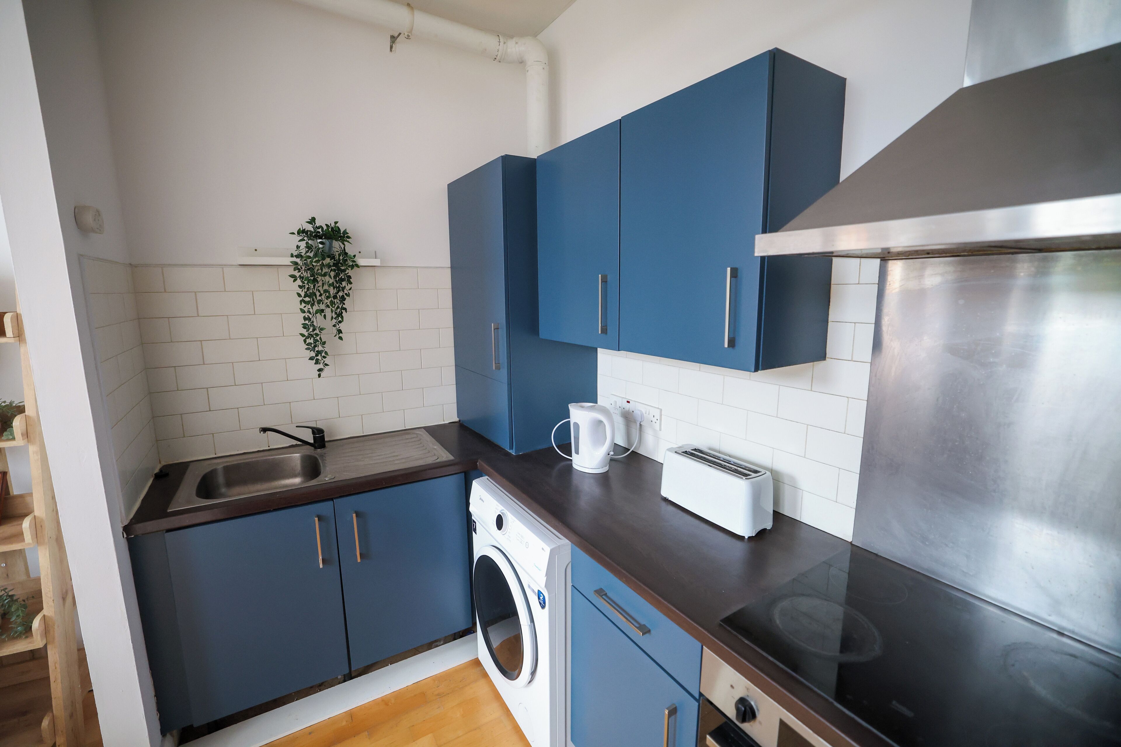 Jääkaappi, uuni, liesi