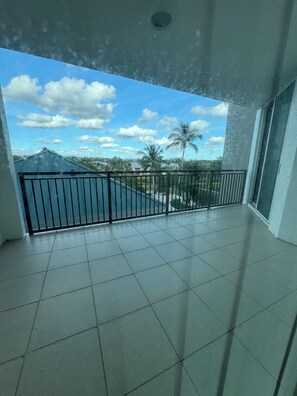Property grounds - Resort style luxury 3-BR, 3.5 bath condo at Cove Towers, Naples.  (Naples)