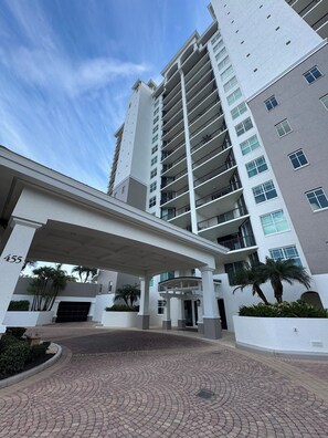 Exterior - Resort style luxury 3-BR, 3.5 bath condo at Cove Towers, Naples.  (Naples)