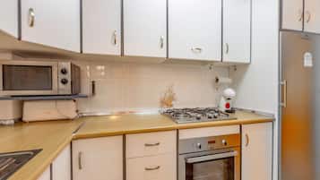 Een koelkast, een oven, een kookplaat, een koffiezetapparaat/waterkoker