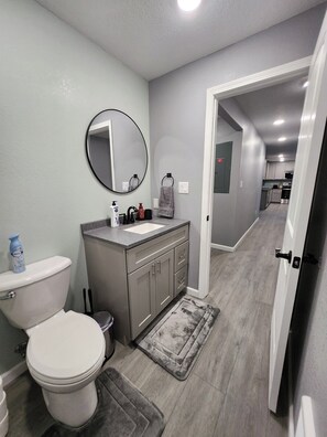 Secadora de cabello, toallas, jabón, papel de baño