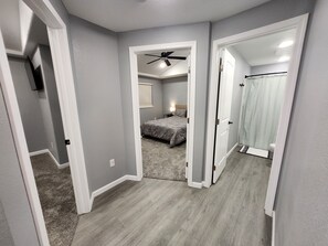 2 habitaciones, tabla de planchar con plancha, wifi y ropa de cama