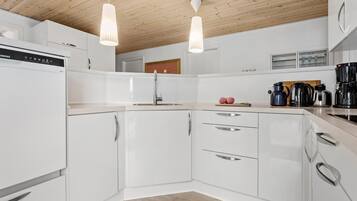 Geladeira, micro-ondas, cooktop, lava-louças