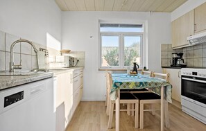 Fridge, microwave, stovetop, dishwasher - 2 bedroom nice home in Roslev (Roslev)