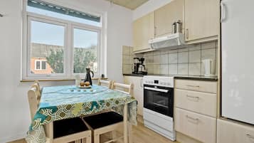 Frigorífico, placa de cocina, lavavajillas y cafetera o tetera