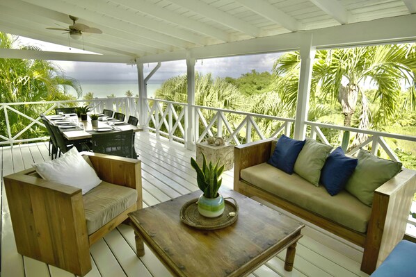 Superior Villa, Beach View | Living area