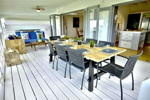 Villa superior, vistas a la playa | Comedor