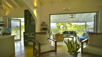 Villa superior, vista a la playa | Área de sala de estar