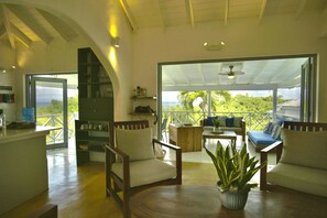 Superior Villa, Beach View | Living area