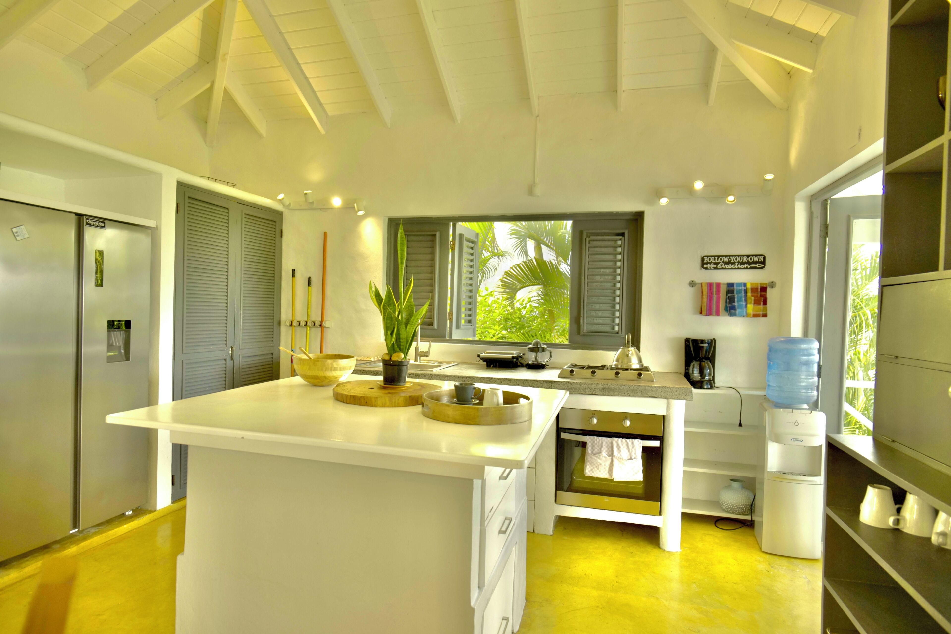 Villa superior, vista a la playa | Cocina privada | Refrigerador con congelador, microondas, horno y parrilla de estufa 
