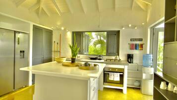 Villa superior, vista a la playa | Cocina privada | Refrigerador con congelador, microondas, horno y parrilla de estufa