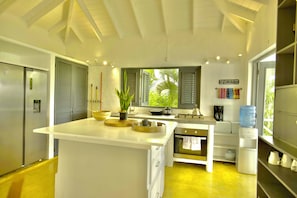 Vila superior, vista para a praia | Cozinha privada | Geladeira grande, micro-ondas, fogão, cooktop