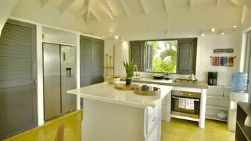 Villa superior, vista a la playa | Cocina privada | Refrigerador con congelador, microondas, horno y parrilla de estufa