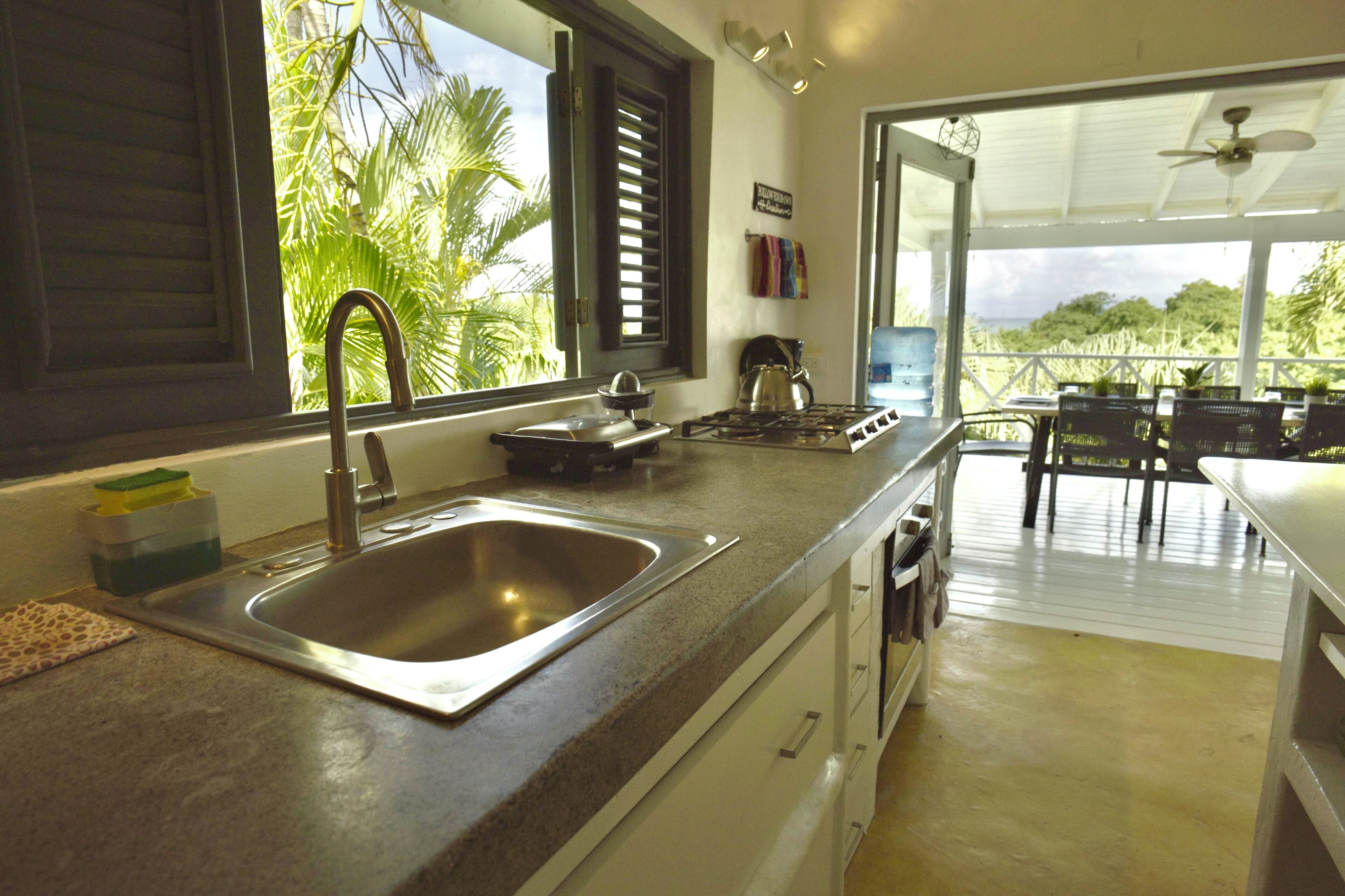 Villa Superior, vista spiaggia | Cucina privata | Frigorifero con congelatore, microonde, forno, piano cottura