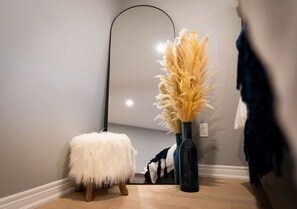 Interior - 4BR Family Friendly Escape with BBQ and Backyard, located 4 Mins Away From Niagara Falls (Niagara Falls)