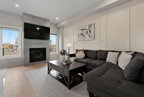 TV, fireplace - 4BR Family Friendly Escape with BBQ and Backyard, located 4 Mins Away From Niagara Falls (Niagara Falls)