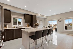 Fridge, microwave, oven, stovetop - 4BR Family Friendly Escape with BBQ and Backyard, located 4 Mins Away From Niagara Falls (Niagara Falls)