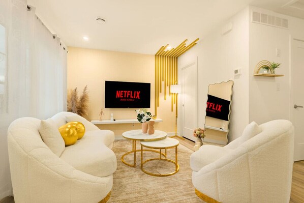 TV - Elegant 2BR Suite | 7 Mins to Falls | Sleeps 4! (Niagara Falls)