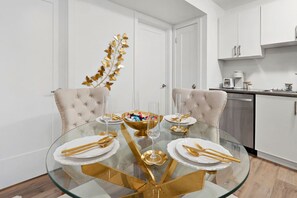 Dining - Elegant 2BR Suite | 7 Mins to Falls | Sleeps 4! (Niagara Falls)