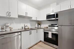 Fridge, microwave, oven, stovetop - Elegant 2BR Suite | 7 Mins to Falls | Sleeps 4! (Niagara Falls)