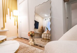 2 bedrooms, iron/ironing board, WiFi, bed sheets - Elegant 2BR Suite | 7 Mins to Falls | Sleeps 4! (Niagara Falls)