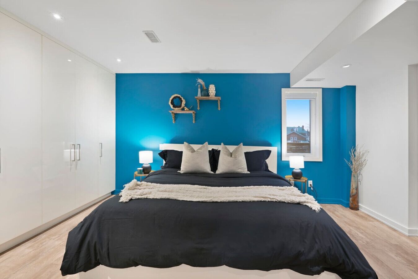 2 bedrooms, desk, iron/ironing board, WiFi