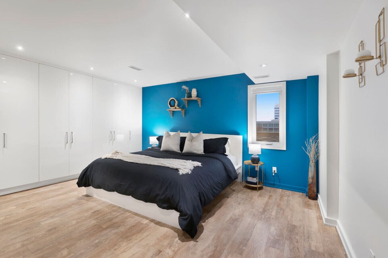 2 bedrooms, desk, iron/ironing board, WiFi