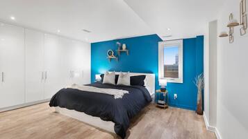 2 bedrooms, desk, iron/ironing board, WiFi