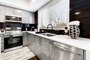 Fridge, microwave, oven, stovetop - Sunset Haven | Stylish 2BR Suite Located 7 Mins From the Falls and Sleeps 6 guests (Niagara Falls)